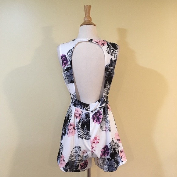 Open Back Plunging V Neck Sleeveless Floral Romper - Picture 5 of 5